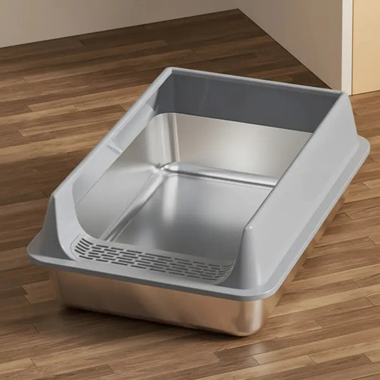 Cat comfortably using spacious MeowShelf Sora high-sided litter pan.