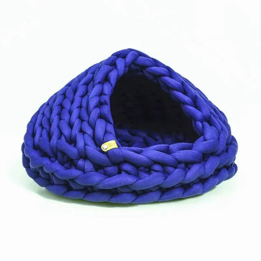 Chunky Knit Cocoon Cat Cave in ultra-thick hand-woven yarn, angled rear-front view of the bold textured knit weave, a chic design element.