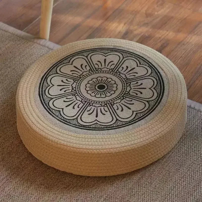 Tatami Zen Pouf in woven straw, perspective view of the central mandala pattern, adding elegance to any room.